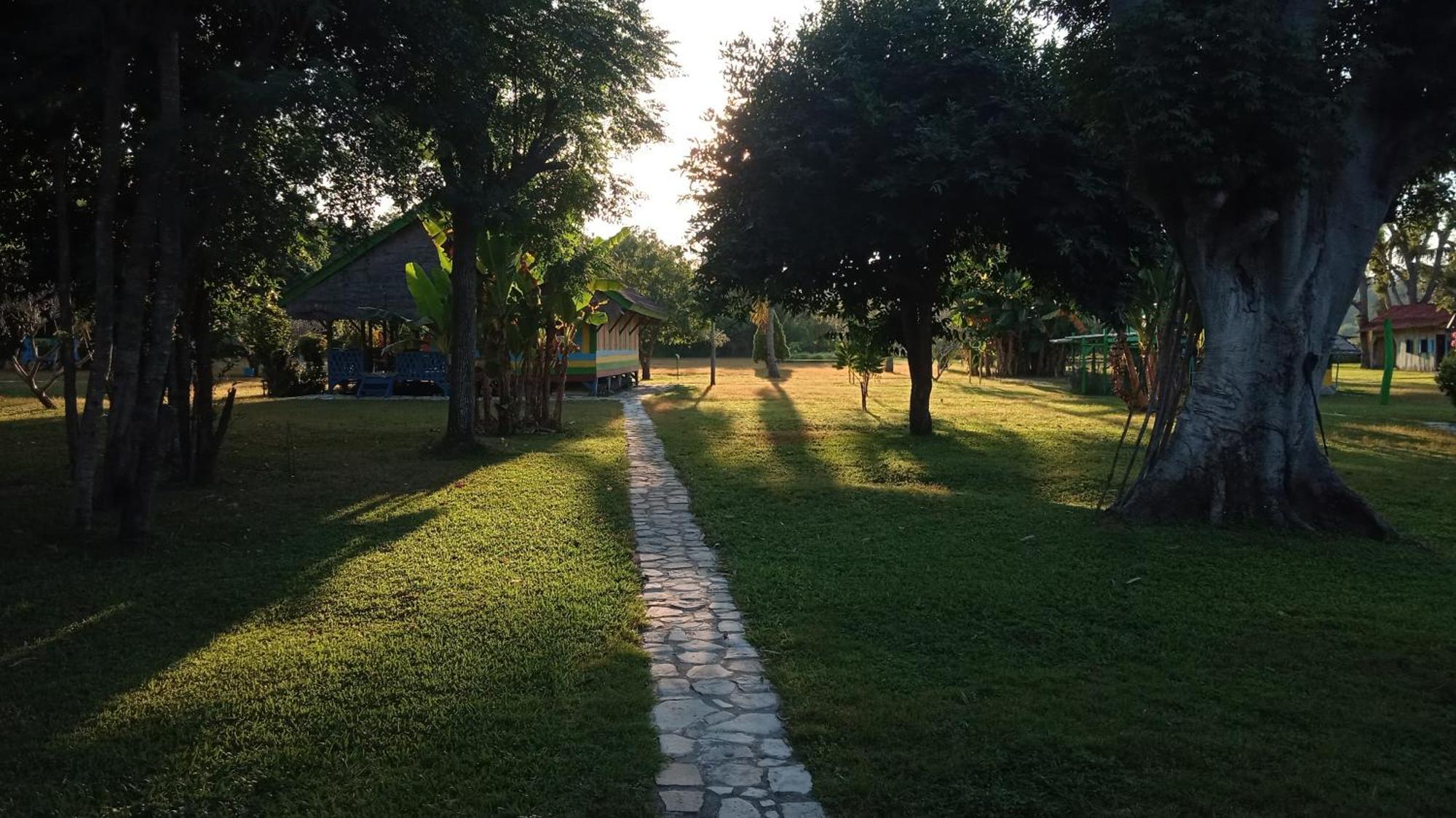 4 Pohon - Les 4 Arbres Bed and Breakfast Pandang Εξωτερικό φωτογραφία